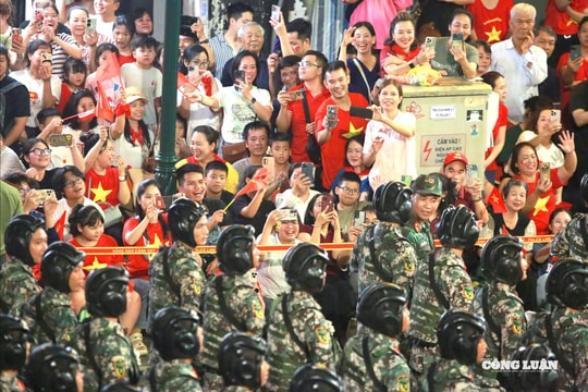 Hàng vạn người dân 'đồng hành' cùng các khối tham gia tổng hợp luyện diễu binh, diễu hành