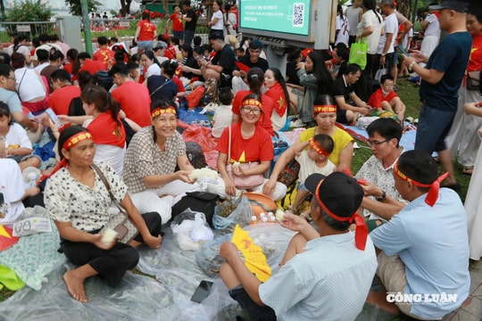 Ăn cơm nắm, chờ 'ngắm' diễu binh