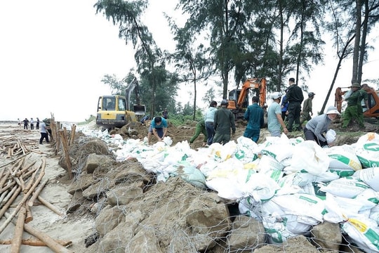 Toàn hệ thống chính trị tỉnh Hà Tĩnh vào cuộc ứng phó bão số 5 với phương châm ‘4 tại chỗ’