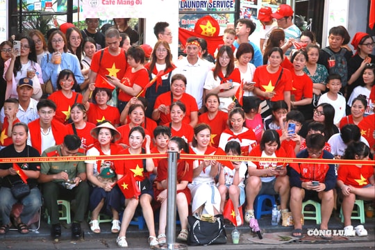 Người dân “xếp chỗ” chờ hàng giờ đồng hồ để xem tổng hợp luyện diễu binh, diễu hành