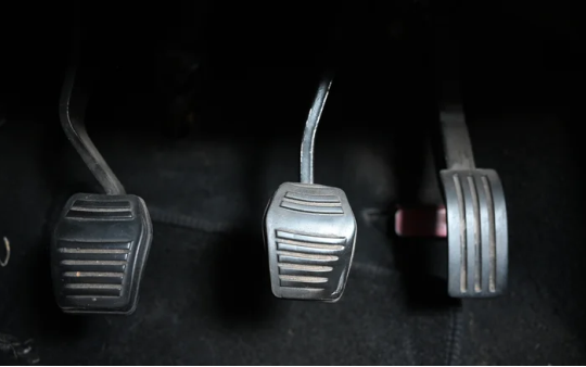 Chuyện gì xảy ra khi đạp ga và thắng cùng lúc?