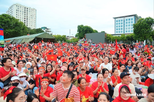 Biển người nô nức đổ về trung tâm Hà Nội chờ xem tổng hợp luyện diễu binh, diễu hành dịp A80