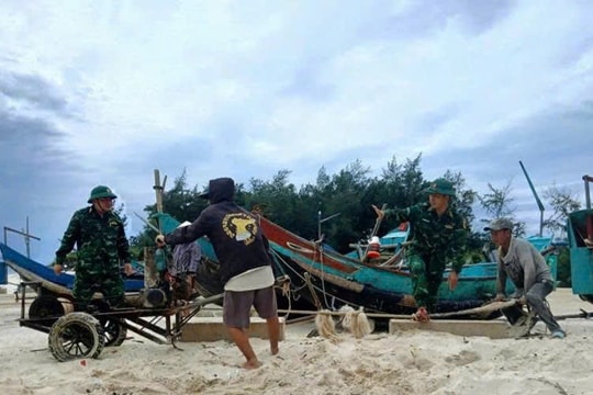 Bộ đội Biên phòng Quảng Trị đồng loạt ra quân hỗ trợ nhân dân ứng phó bão số 5