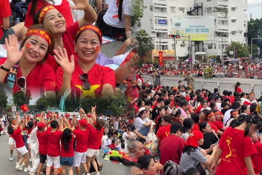 Người dân hân hoan xếp hàng kín mít chờ xem tổng hợp luyện A80 lần 2