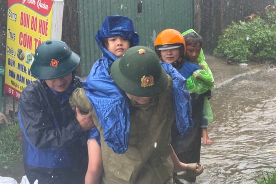 Công an Thanh Hóa: Đi từng nhà vận động, hỗ trợ người dân sơ tán đến nơi tránh trú an toàn