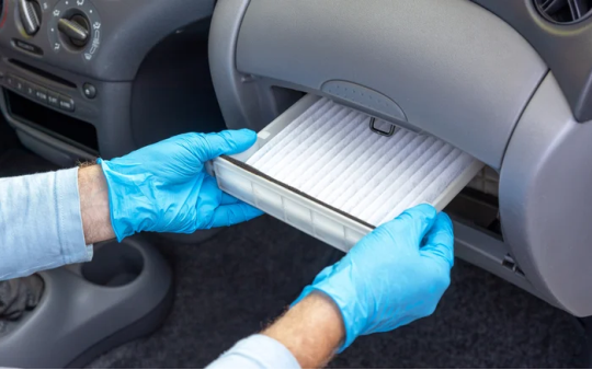 Điều hòa xe có mùi ẩm mốc: nguyên nhân và cách xử lý