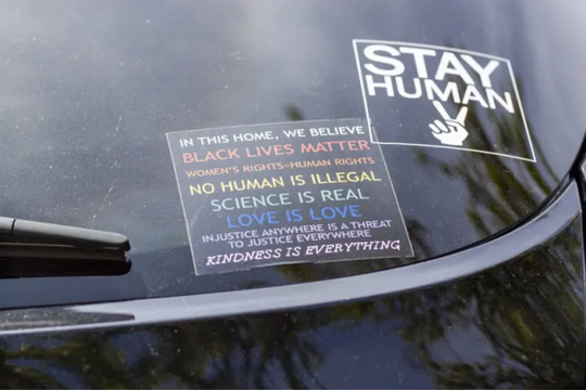 Vì sao nên gỡ ngay sticker và decal khỏi xe?