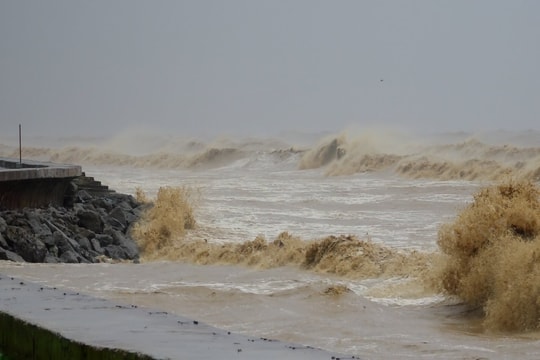 Ảnh hưởng của bão số 5, vùng biển Thanh Hóa có sóng mạnh