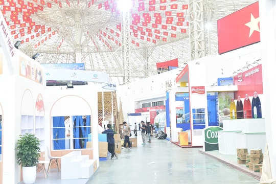 Hoàn thiện các gian hàng đúng tiến độ, sẵn sàng cho ngày khai mạc Triển lãm thành tựu Đất nước