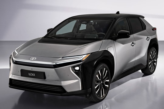 SUV điện Toyota bZ4X 2025 giá quy đổi khoảng 1,2 tỷ đồng