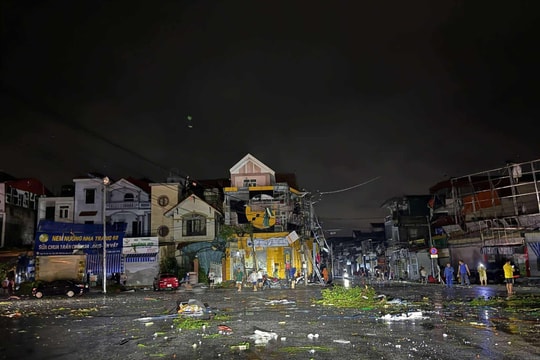 Hơn 200 ngôi nhà tốc mái, một người tử vong vì dông lốc ở Ninh Bình