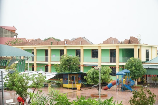 Bão số 5 cuốn phăng mái trường, thầy trò chật vật xoay xở chỗ học