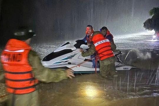 Giải cứu an toàn 3 nạn nhân bị nước lũ cô lập