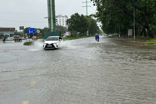 Mưa lớn do bão số 5, nhiều tuyến phố trung tâm tại Thanh Hóa bị ngập sâu
