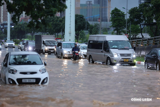 Cảnh báo nhiều tuyến phố Hà Nội ngập sâu, người dân cần lưu ý di chuyển