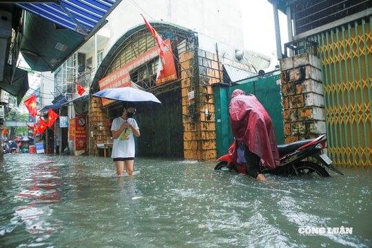 Hà Nội mưa lớn sau bão số 5, nhiều tuyến đường biến thành “sông”