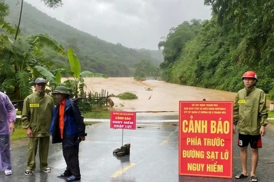 Nước ngập sâu, nhiều đoạn quốc lộ, tỉnh lộ ở Thanh Hóa tê liệt