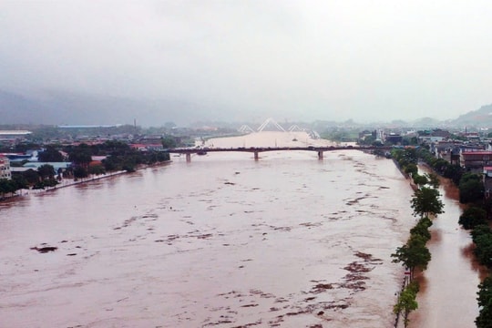Lũ dâng nhanh tại Thanh Hóa, nhiều tuyến đê xuất hiện sự cố nghiêm trọng