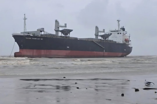 Thanh Hóa: Tàu vận tải nghìn tấn mắc cạn tại vùng biển xã Tiên Trang