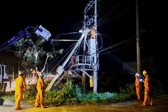 Ngành điện Hà Tĩnh căng mình khắc phục sự cố, sớm cấp điện trở lại sau bão số 5
