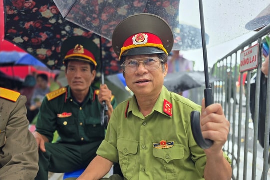 Cựu chiến binh đi từ 2h sáng về Quảng trường Ba Đình, đội mưa chờ xem sơ duyệt diễu binh