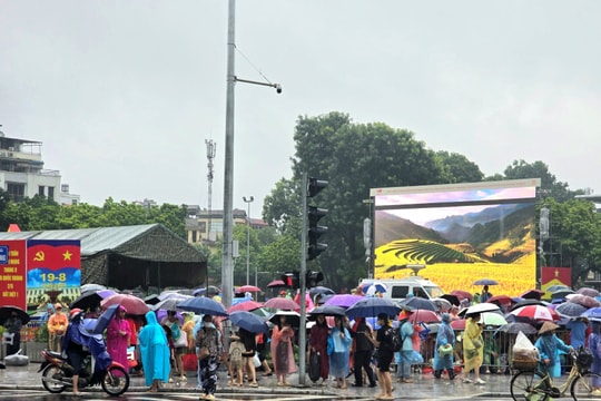 Người dân đội mưa từ sáng sớm, xếp ghế trải bạt chờ xem sơ duyệt diễu binh, diễu hành cấp Nhà nước