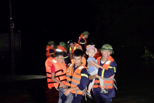 Lực lượng Công an Thanh Hóa 'xuyên đêm' hỗ trợ hộ đê và sơ tán dân