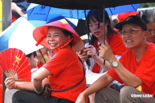 Người dân chờ từ trưa, mang ghế và đồ ăn háo hức đợi xem diễu binh