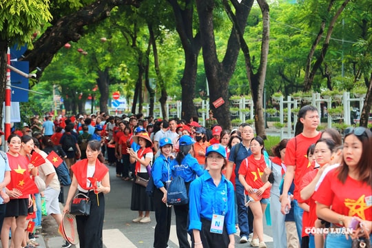 Hàng nghìn người dân xếp hàng chờ xem sơ duyệt diễu binh, diễu hành dịp A80