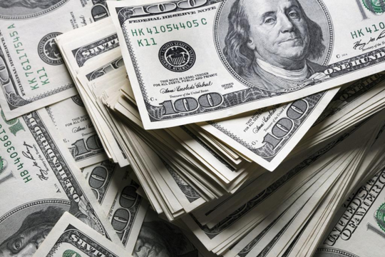 Đồng đô la lao dốc khi Trump sa thải thống đốc Fed khiến nhà đầu tư hoảng loạn