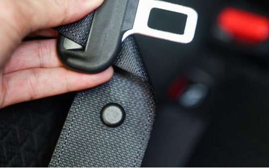 Nút nhỏ trên dây an toàn xe dùng để làm gì?