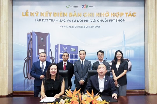 Khách dùng ô tô, xe máy điện VinFast có thể sạc điện tại FPT Shop