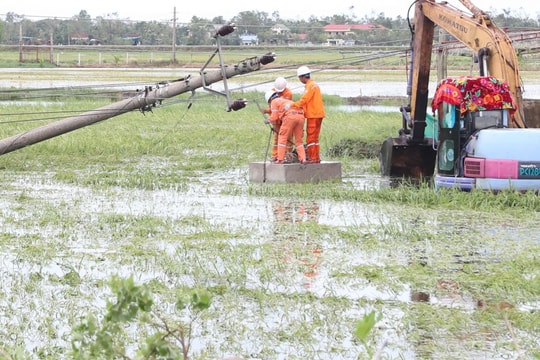 70% khách hàng sử dụng điện bị ảnh hưởng bão số 5 đã được khôi phục cung cấp điện
