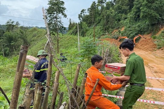 Công an Thanh Hóa vận chuyển hơn 1 tấn lương thực, thực phẩm vào bản bị cô lập