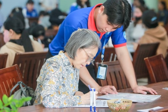 Tân sinh viên U70: ‘Học để trí não minh mẫn hơn’