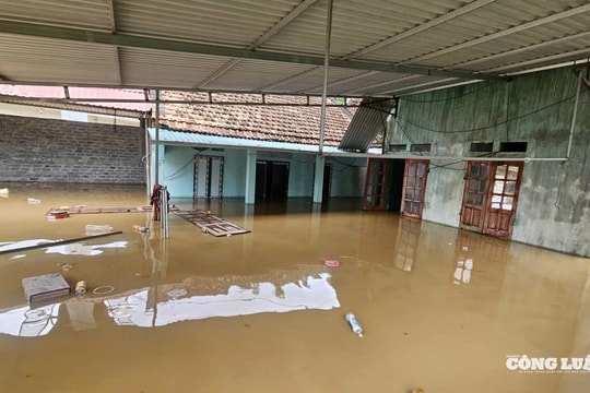 Thanh Hóa: Biển nước bao vây, hàng chục hộ dân bị ngập nặng