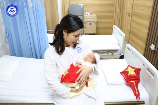 Bé gái chào đời từ phôi thai được trữ đông suốt 11 năm