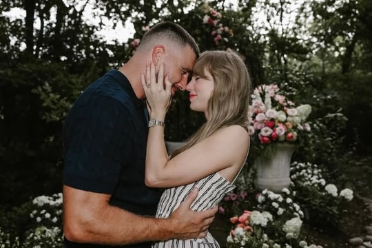 Taylor Swift và Travis Kelce đính hôn trong 'khu vườn tình yêu'