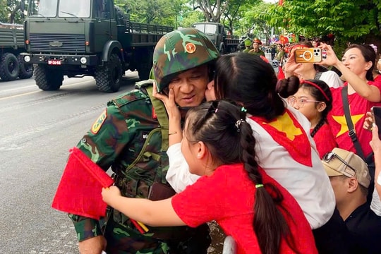 Xúc động khoảnh khắc gặp chồng, gặp bố trong đội hình khí tài hoành tráng sự kiện A80