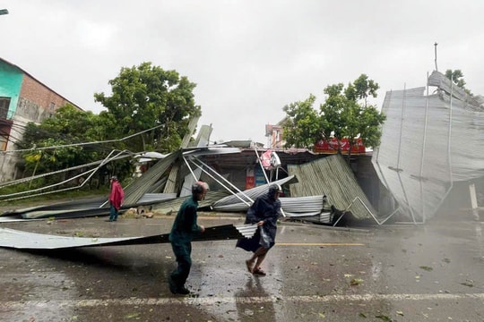 Nhanh chóng hỗ trợ Nhân dân sửa chữa nhà cửa bị tốc mái, hư hại do bão, lũ