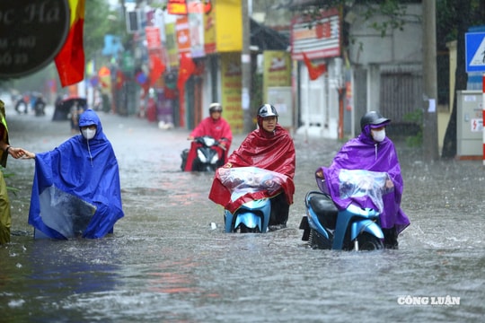 Bão số 13 suy yếu thành một vùng áp thấp, miền Trung tiếp tục mưa lớn diện rộng