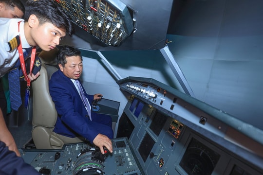 Bộ trưởng Trần Hồng Minh thăm không gian trưng bày thành tựu 80 năm Bộ Xây dựng