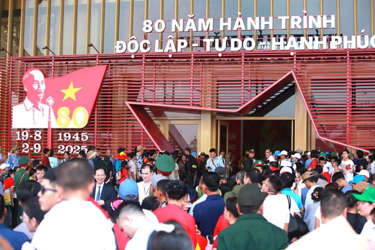 Hàng nghìn người dân dậy sớm để đến tham quan triển lãm tại Đông Anh