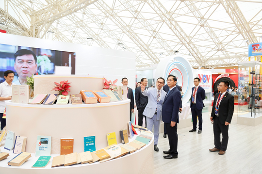 Phó Thủ tướng Bùi Thanh Sơn thăm gian triển lãm Viện Hàn lâm KHXH Việt Nam