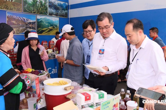 Gian trưng bày của tỉnh Lào Cai thu hút nhiều công chúng Thủ đô