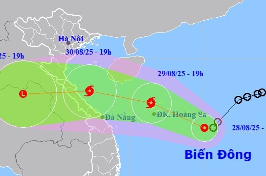 Áp thấp nhiệt đới trên Biển Đông mạnh lên, hướng vào miền Trung