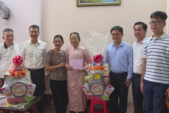 Lãnh đạo TP.HCM thăm và tặng quà cán bộ lão thành Cách mạng