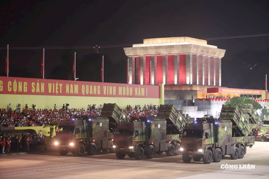 Dàn khí tài, xe cơ giới hiện đại 'phô diễn' uy lực chiến đấu trên Quảng trường Ba Đình