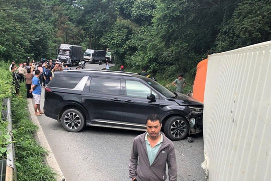 Container mất phanh lật ngang, đèo Bảo Lộc ách tắc nhiều giờ