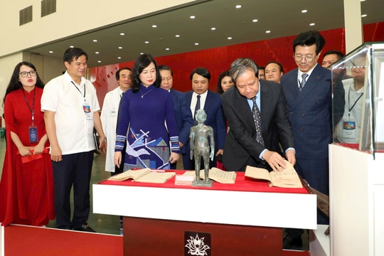 Người dân khám bệnh miễn phí, trải nghiệm AI tại gian triển lãm Bộ Y tế